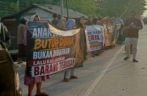emak-emak-bulakamba-mengamuk,-bongkar-paksa-warung-diduga-sarang-obat-terlarang emak-emak-bulakamba-mengamuk,-bongkar-paksa-warung-diduga-sarang-obat-terlarang